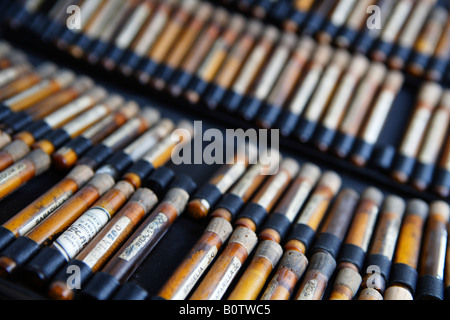 Vecchio di fiale di medicinali omeopatici, in una fila, close up Foto Stock