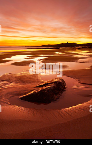 Sunrise al castello di Dunstanburgh, Northumberland, Regno Unito Foto Stock