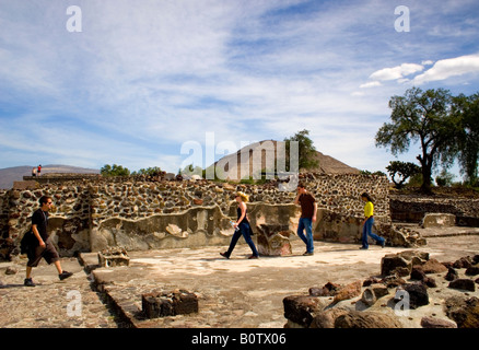 I turisti di esplorare le rovine di Teotihuacan, il più grande sito archeologico in Messico e in Mesoamerica, Foto Stock