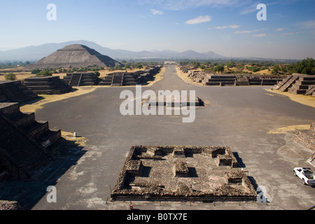 Vista del Viale dei Morti dalla Piramide della Luna a Teotihuacan rovina sito in Messico Foto Stock