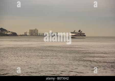 Celebrity Summit nave da crociera in arrivo a Lisbona in Portogallo Foto Stock