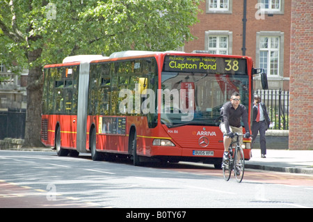 Ciclista nella parte anteriore del bendy bus Roseberry Avenue Islington London REGNO UNITO Foto Stock