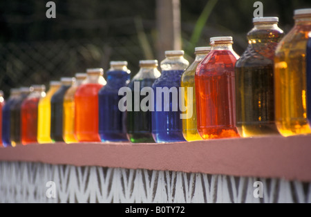 Decorazione murale di liquido colorato bottiglie riempite, Mullet Bay, St George, Bermuda Foto Stock