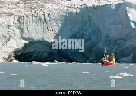 Nave appoggio nella parte anteriore della bocca della quattordicesima di luglio ghiacciaio, svalbard Norvegia Foto Stock