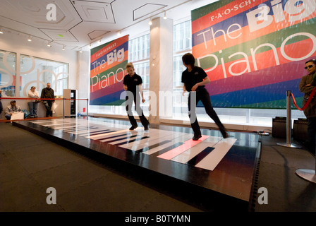 La FAO Schwarz New York, Fifth Avenue negozio di giocattoli - la grande musica del pianoforte dal personale che danza sui tasti per eseguire melodie Foto Stock