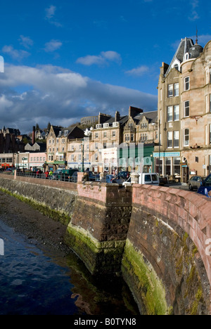 Il lungomare a Oban, Argyll, Scozia. McCaig's Tower in background Foto Stock