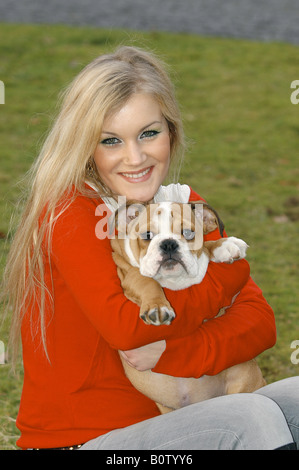 Giovane donna con giovani Bulldog inglese Foto Stock