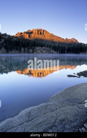 Abbassare Kinney lago vicino Ebbetts Pass, Toiyabe National Forest, Sierra Nevada, in California, Stati Uniti d'America Foto Stock