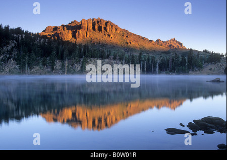 Abbassare Kinney lago vicino Ebbetts Pass, Toiyabe National Forest, Sierra Nevada, in California, Stati Uniti d'America Foto Stock