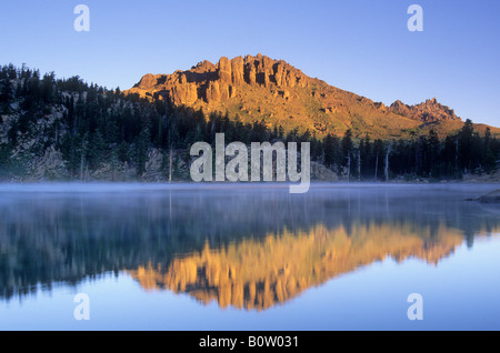 Abbassare Kinney lago vicino Ebbetts Pass, Toiyabe National Forest, Sierra Nevada, in California, Stati Uniti d'America Foto Stock