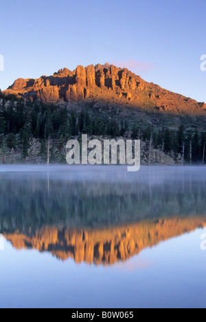 Abbassare Kinney lago vicino Ebbetts Pass, Toiyabe National Forest, Sierra Nevada, in California, Stati Uniti d'America Foto Stock