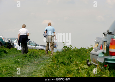 Paese: mostra un paio di tornare alla loro automobile parcheggiata in un campo. Foto da Jim Holden. Foto Stock