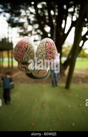 4 anno vecchia ragazza su uno swing Foto Stock