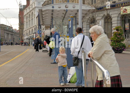 Centro citta' Arredo - Persone in attesa di utilizzare Super Tram in centro citta'. Foto Stock