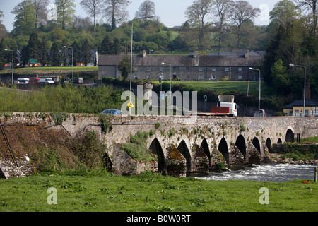 Slane ponte sopra il fiume Boyne con il suo famoso hill e curva pericolosa regolata da un modo sistema di traffico slane Foto Stock