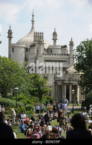 Le folle godono di bel tempo presso il Royal Pavilion di Brighton Regno Unito Foto Stock