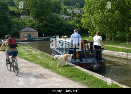 Canal Boat su Dundas Aquaduct con la famiglia di entrare Dundas bacino bicicletta Bagno passando sul percorso di traino Foto Stock