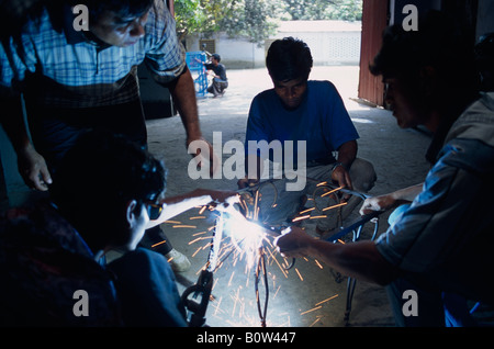 Saldatura rurale e workshop di metallo supportato da Christian Aid nelle zone rurali del Bangladesh Foto Stock