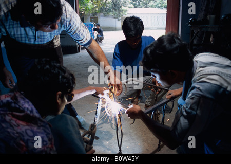 Saldatura rurale e workshop di metallo supportato da Christian Aid nelle zone rurali del Bangladesh Foto Stock