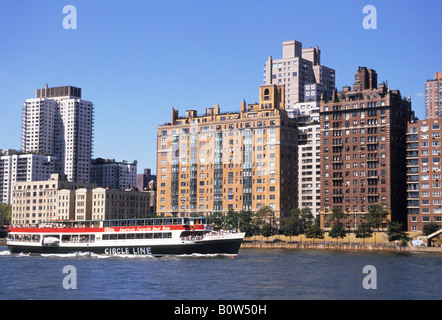 Edifici residenziali a New York City, Upper East Side, East End Avenue Manhattan, East River e la Circle Line Tourist Attraction USA Foto Stock