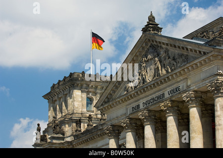 Il palazzo del Reichstag. vista in alzata frontale illustrante la dedizione 'DEM DEUTSCHEN VOLKE' e la bandiera tedesca, Berlino, Germania. Foto Stock