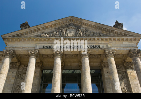 Il palazzo del Reichstag. vista in alzata frontale illustrante la dedizione 'DEM DEUTSCHEN VOLKE', Berlino, Germania. Foto Stock