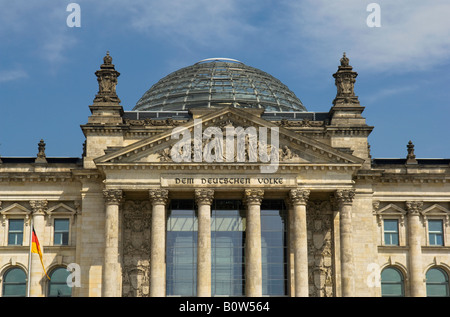 Il palazzo del Reichstag. vista in alzata frontale illustrante la dedizione 'DEM DEUTSCHEN VOLKE'. Berlino, Germania. Foto Stock