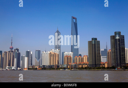 Lo skyline di Pudong consistente della Oriental Pearl Tower, la Torre Jin Mao di Shanghai e il World Financial Center di Shanghai. Foto Stock