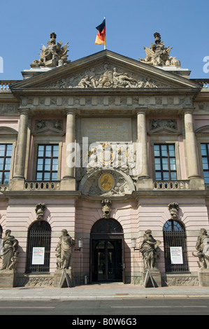 L'ingresso principale per la Zeughaus o vecchio arsenale ora il Museo Storico Tedesco sulla Unter den Linden, Berlino, Germania Foto Stock