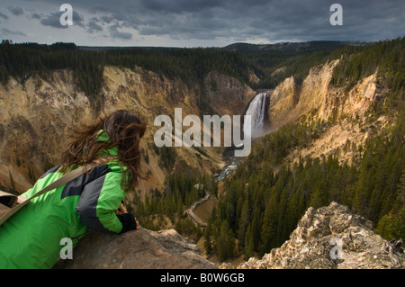 Turista giapponese donna presso Scenic Lookout Point si affacciano sopra inferiore cade Yellowstone Parco Nazionale di Yellowstone Wyoming Foto Stock