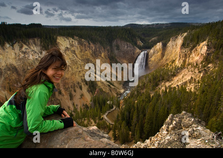 Turista giapponese donna presso Scenic Lookout Point si affacciano sopra inferiore cade Yellowstone Parco Nazionale di Yellowstone Wyoming Foto Stock