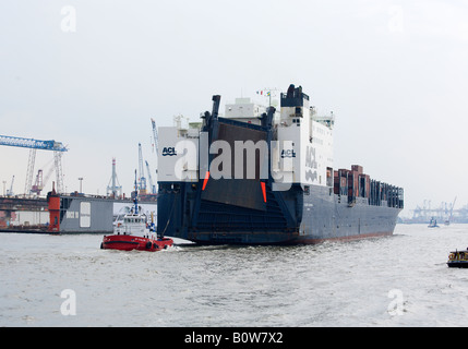 Red rimorchiatore dietro combinati RoRo/nave portacontainer della classe panmax 'Atlantic companion' al porto di Amburgo Foto Stock