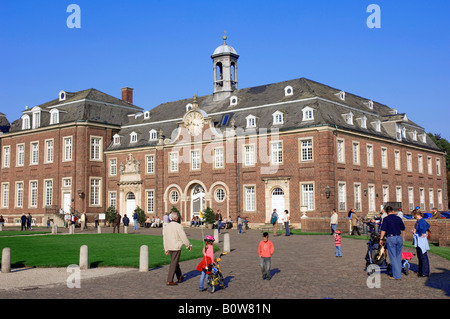 Nordkirchen barocco Castello moated, Vestfaliano Versailles, sede della Fachhochschule fuer Finanzen NRW o Collegio Tecnico fo Foto Stock