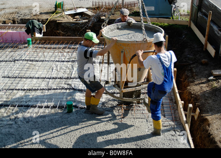 Posa del calcestruzzo soletta di fondazione per una sola famiglia casa indipendente Foto Stock