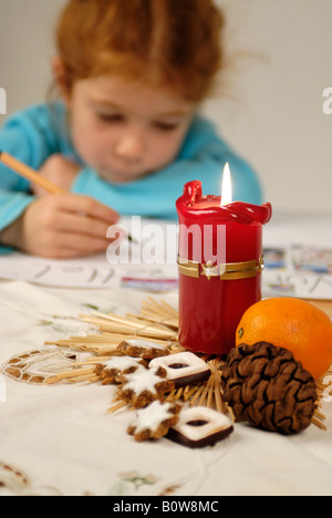 Bambina scrivendo il suo Natale la lista dei desideri per Babbo Natale Foto Stock