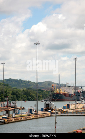Vaso in entrata il Miraflores Locks del Canale di Panama Foto Stock