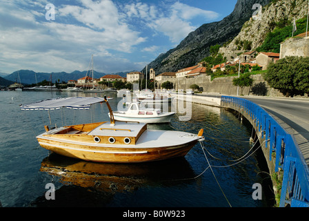 Le barche nel porto, Kotor, UNESCO-mondo sito Heriage Golfo di Kotor, Montenegro, Crna Gora, Balcani Foto Stock