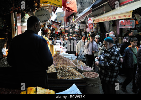 Venditore di spezie, produttore presso un mercato ad Istanbul in Turchia Foto Stock