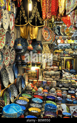 La ceramica in vendita presso il Grand Bazaar a Istanbul, Turchia Foto Stock