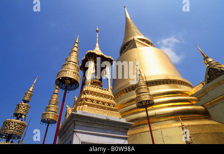 Golden chedi o stupa, Wat Phra Keo, Kaeo, Kaew, il Tempio del Buddha di Smeraldo, Bangkok, Thailandia, Sud-est asiatico Foto Stock