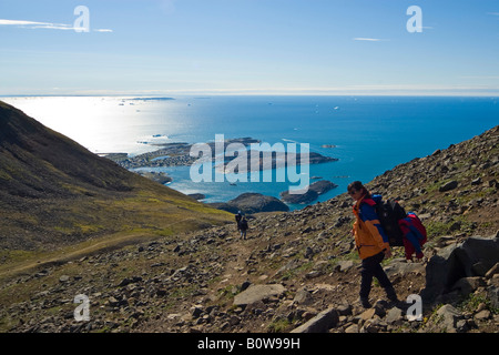 Escursionista su Disko Isola, baia di Disko, Groenlandia, Arctic Foto Stock