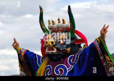 Daemon balli indossando un tradizionale Buddista Tibetana maschera di danza per la Tsam danza rituale, Ulan Bator o Ulaanbaatar, in Mongolia Foto Stock