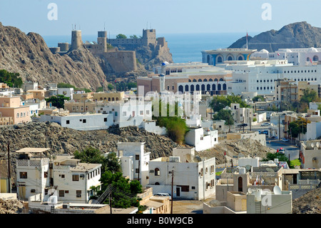 Vista verso la vecchia Muscat, centro storico, Fort Mirani nel retro, Oman, Medio Oriente Foto Stock