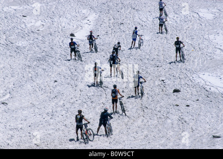 Gli amanti della mountain bike nella neve durante la Transalp Challenge mountain bike race, del Passo di Fundres, Bolzano, Italia, Europa Foto Stock