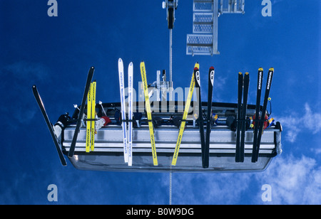 Sette gli sciatori seduti su una sedia di una seggiovia, sci visto dal di sotto, Ischgl, Idalpe, Tirolo, Austria, Europa Foto Stock