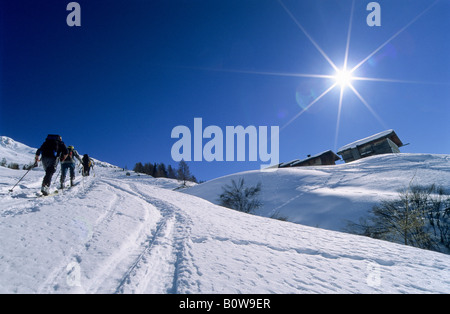 Tre ski tourer su un tour di sci, ski tour via accanto a un rifugio alpino, Alpi di Tux, Tirolo, Austria, Europa Foto Stock