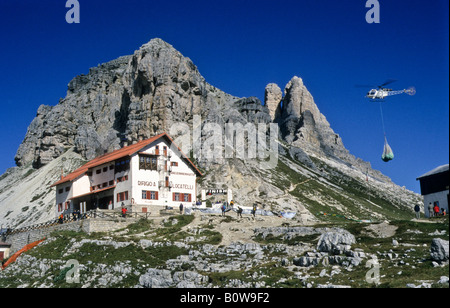 Elicottero di alimentazione, Dreizinnenhuette, Tre Cime di Lavaredo rifugio alpino, Dolomiti di Sesto, Bolzano, Italia, Europa Foto Stock