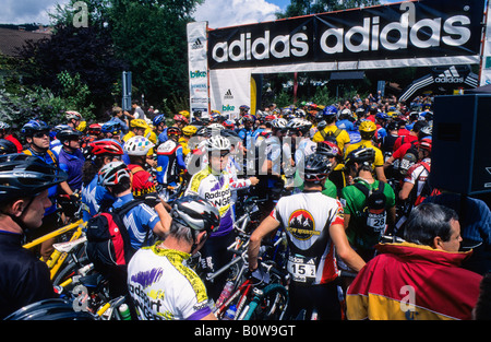 La Folla di mountain bike racers alla linea di partenza della Adidas Bike Transalp Challenge a Garmisch, Baviera, Germania Foto Stock