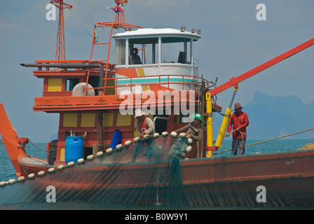 Traino in reti sulla pesca a strascico barca Mare delle Andamane Provincia di Krabi Thailandia Foto Stock