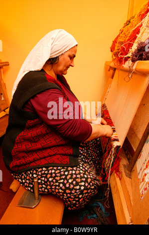 La donna la tessitura di un tappeto su un telaio tessile, produzione di tappeti, Turchia meridionale, Asia Foto Stock